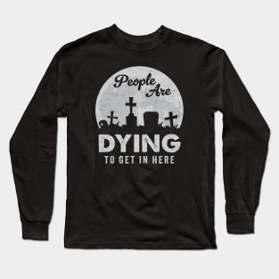 Haunted Halloween Graveyard Funny Pun: People Are Dying To Get In Here Long Sleeve T-Shirt